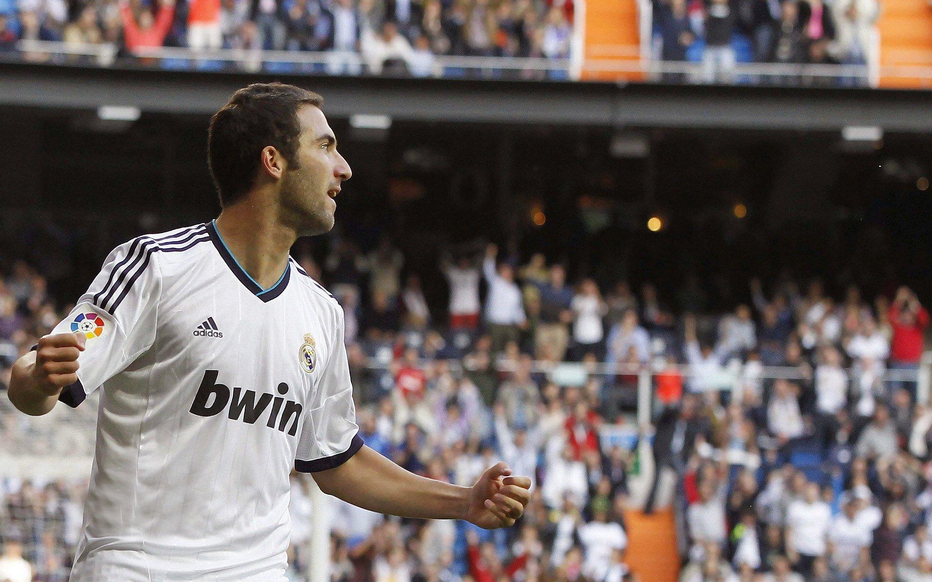 梅西第八次捧起金球奖 刷新历史纪录成足坛第一人