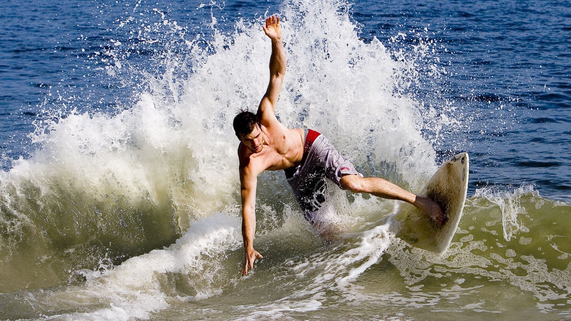 中国速度滑冰队世界杯斩获两金 新秀张亮闪耀国际赛场